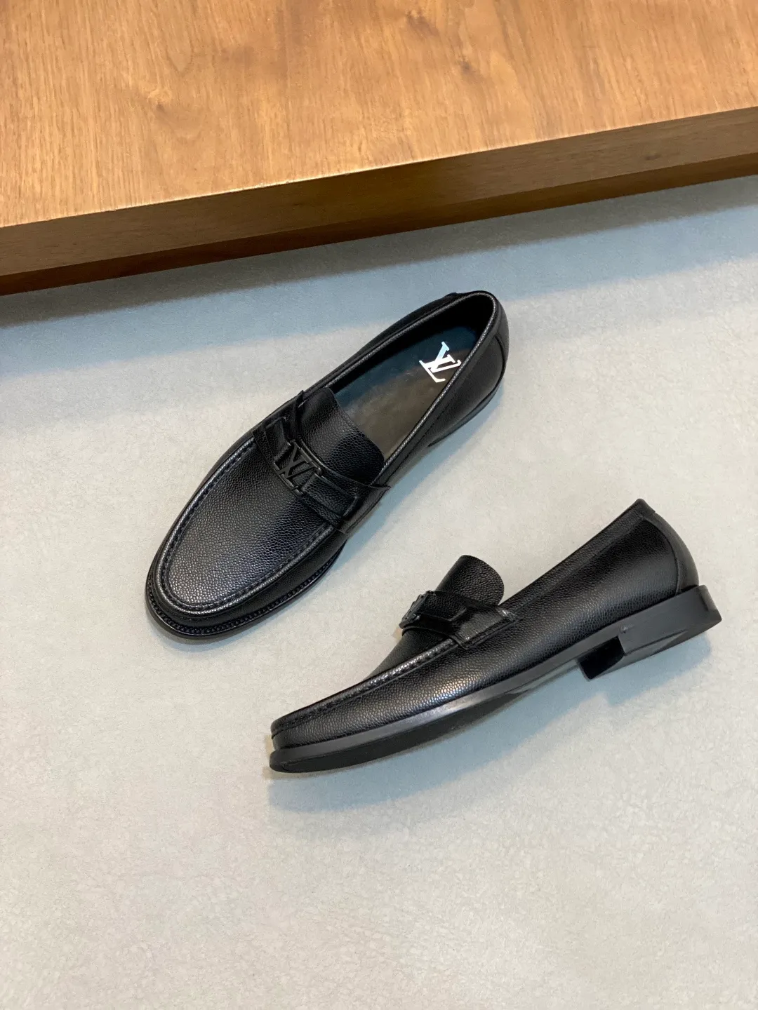 💰920 LV GLOVE slip-on loafers, top quality products produced in Guangzhou, ready for sale! These LV Glove loafers are made of selected soft crystal sheep leather. The leather surface has a slightly wrinkled texture and a very high-end texture. Each pair is unique. The leather surface is light and soft, with a delicate texture and good luster. It is a classic loafer style, with exquisite handmade mark stitching on the toe, and a square toe configuration to highlight the classic style. The horizontal band has hot-printed LV three-dimensional letters, semi-solid handcrafts and a genuine leather outsole, and a rubber patch on the heel to create wear-resistant performance and comfort. One of the must-have loafers for men! Comes with full original packaging! Code number: 39-40-41-42-43-44 (45 customized) standard leather shoe code